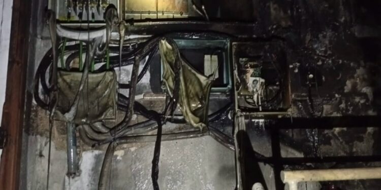 Un incendio en el cuarto de contadores obliga a la intervención urgente de los bomberos en Valencia 1 Un incendio en el cuarto de contadores obliga a la intervención urgente de los bomberos en Valencia