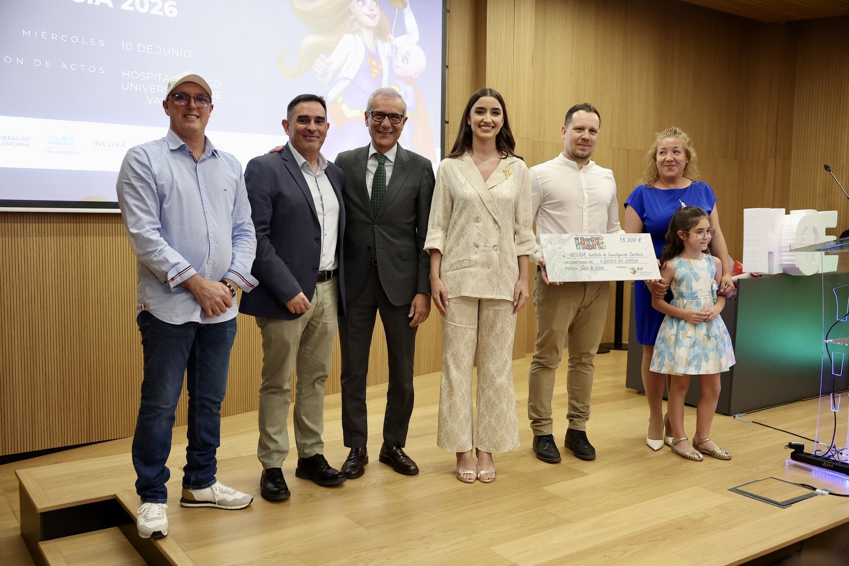 Las Fallas se vuelcan con la Ciencia: Entregan al Incliva el ninot hope y la recaudación solidaria 3 HKeTMd7WEAAP74D