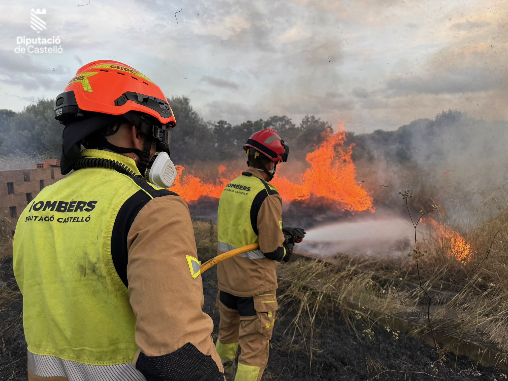 Extinguido el incendio de vegetación en Almassora tras afectar a campos abandonados con vertidos incontrolados 5 HKfBrv9XcAE8SCm