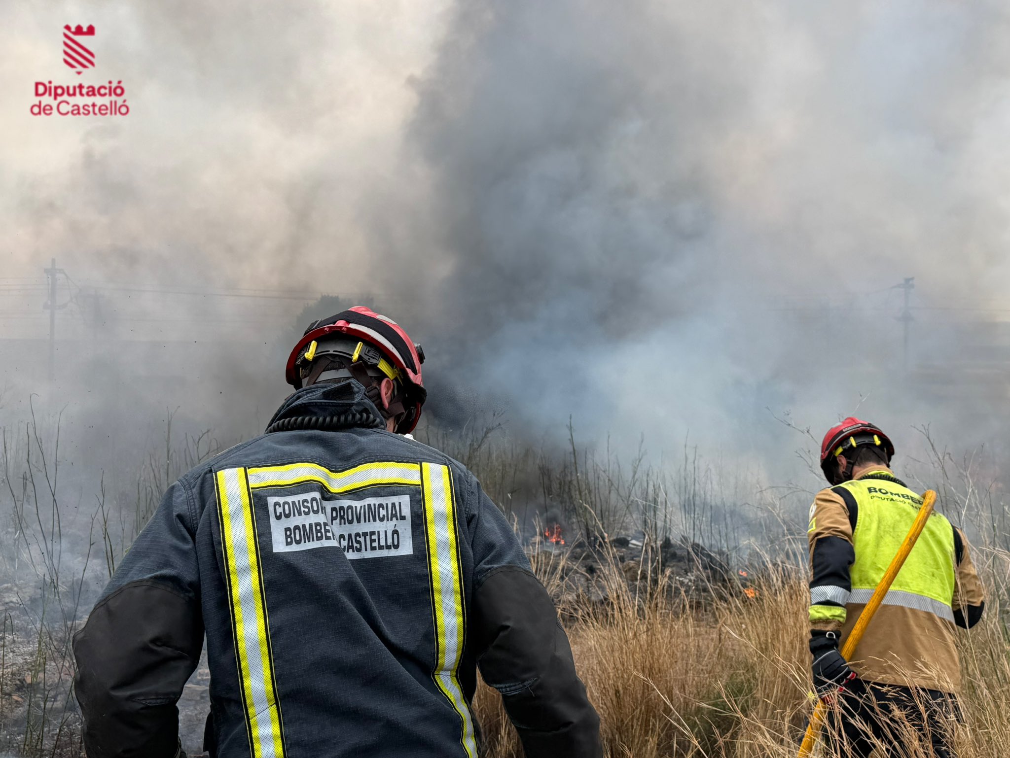 Extinguido el incendio de vegetación en Almassora tras afectar a campos abandonados con vertidos incontrolados 3 HKiTrh4XgAEZlYf