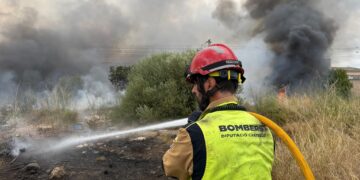 Extinguido el incendio de vegetación en Almassora tras afectar a campos abandonados con vertidos incontrolados