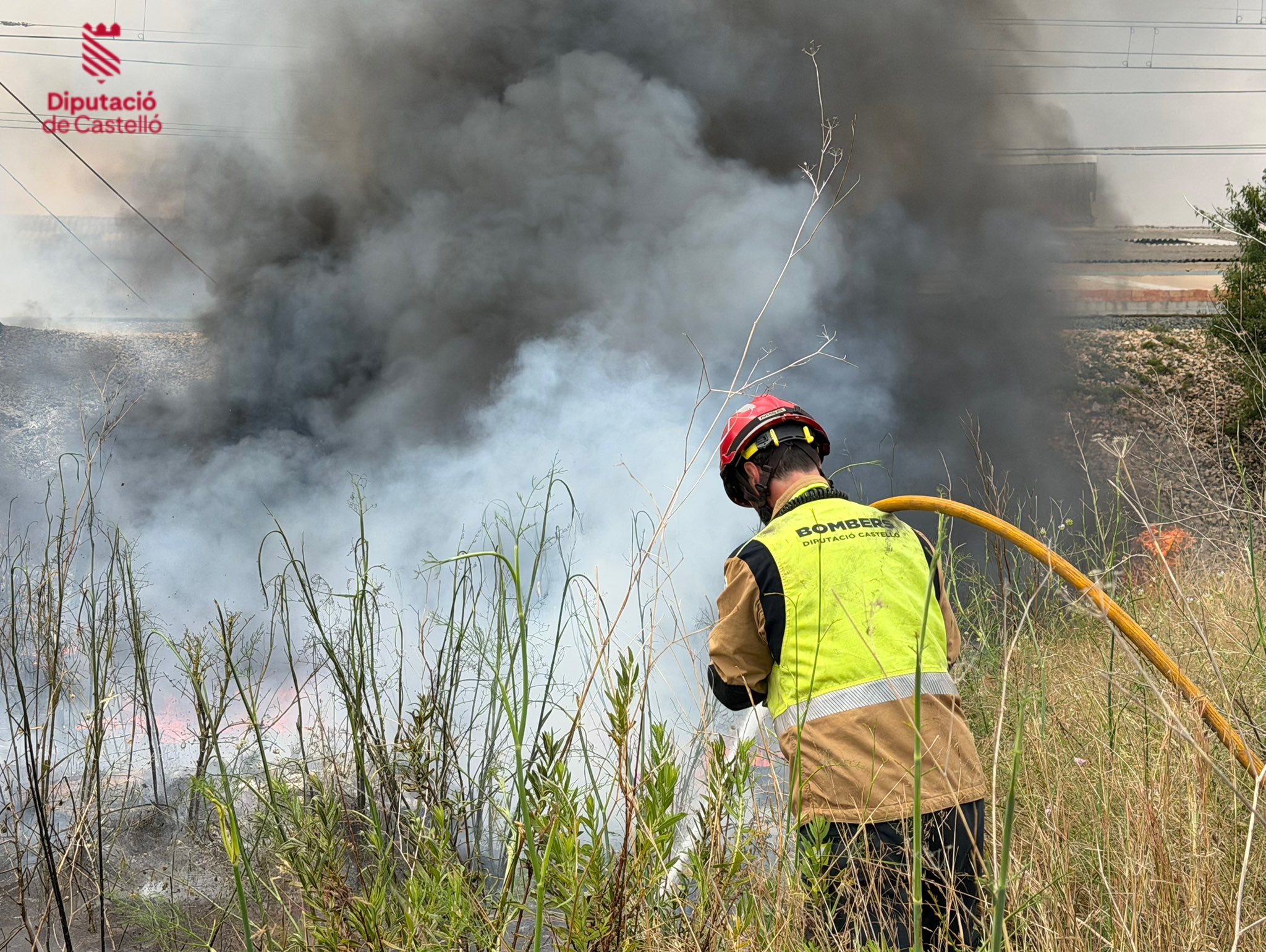 Extinguido el incendio de vegetación en Almassora tras afectar a campos abandonados con vertidos incontrolados 2 HKiTrh8XgAACD56