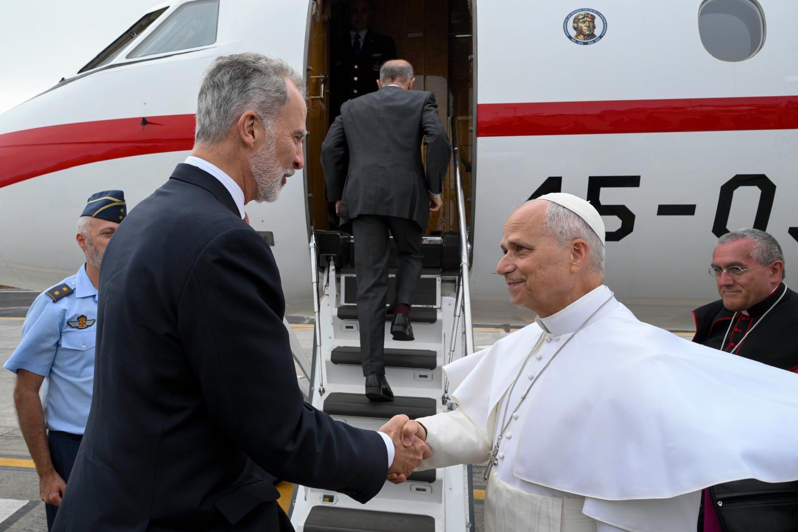 Incidente en Tenerife: El papa León XIV regresa al Vaticano en un avión de la Corona española tras una avería técnica 2 HKoYnAmXMAAMdcO