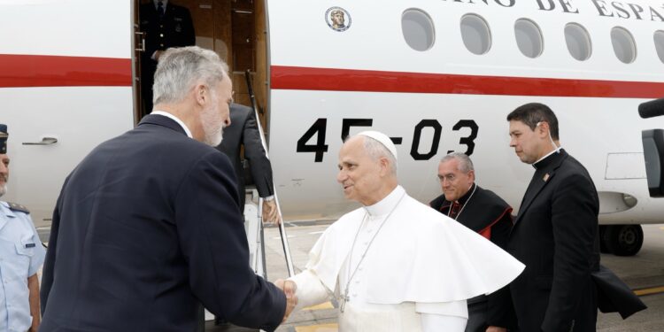 Incidente en Tenerife: El papa León XIV regresa al Vaticano en un avión de la Corona española tras una avería técnica