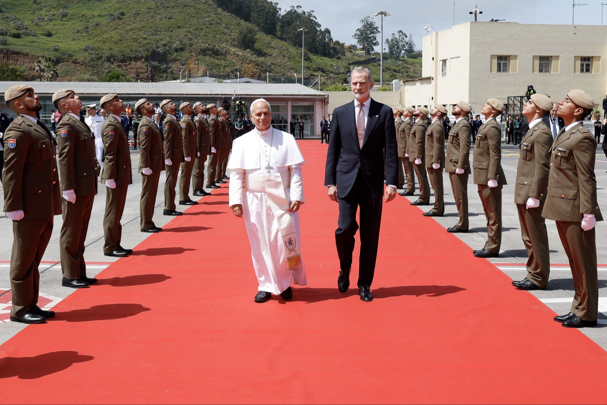 Incidente en Tenerife: El papa León XIV regresa al Vaticano en un avión de la Corona española tras una avería técnica 3 HKogZJwWUAAMHOk