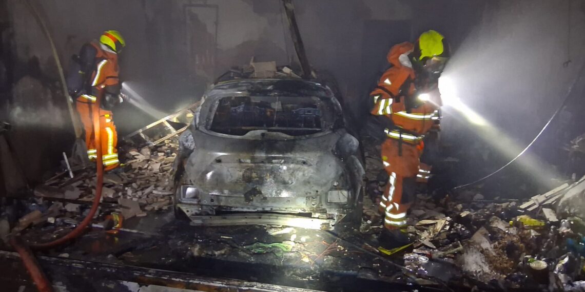 Susto de madrugada en Torrent: un incendio destruye un vehículo en el garaje de un chalet