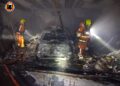Susto de madrugada en Torrent: un incendio destruye un vehículo en el garaje de un chalet