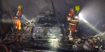 Susto de madrugada en Torrent: un incendio destruye un vehículo en el garaje de un chalet