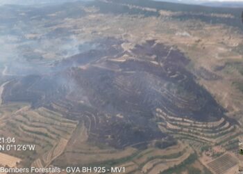 Los servicios de emergencia estabilizan el incendio de Forcall tras una intensa jornada de movilización aérea y terrestre