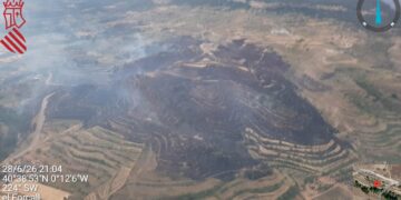 Los servicios de emergencia estabilizan el incendio de Forcall tras una intensa jornada de movilización aérea y terrestre