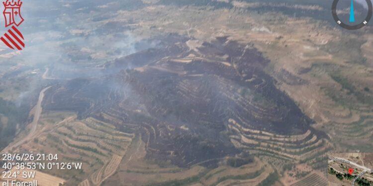 Los servicios de emergencia estabilizan el incendio de Forcall tras una intensa jornada de movilización aérea y terrestre