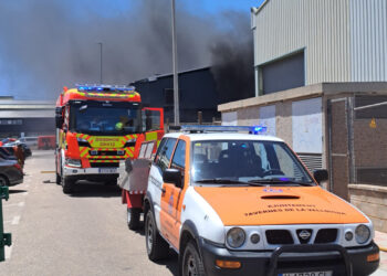 Un espectacular incendio en un taller mecánico de Tavernes de la Valldigna moviliza a los bomberos 16 Un espectacular incendio en un taller mecánico de Tavernes de la Valldigna moviliza a los bomberos