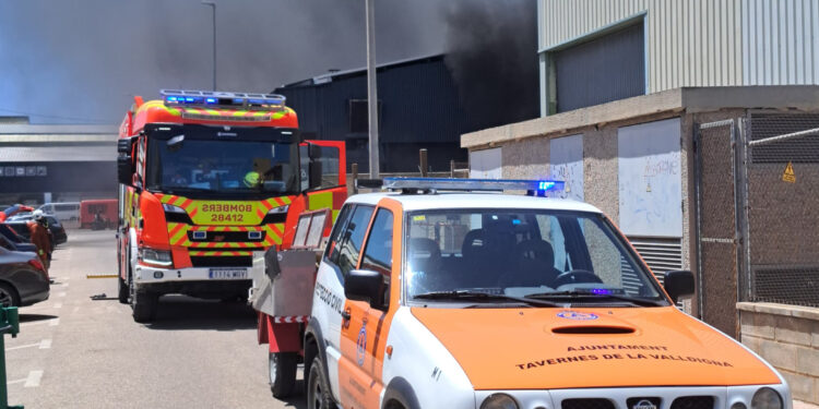 Un espectacular incendio en un taller mecánico de Tavernes de la Valldigna moviliza a los bomberos 1 Un espectacular incendio en un taller mecánico de Tavernes de la Valldigna moviliza a los bomberos