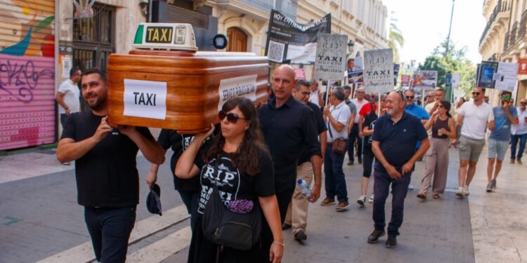 El sector del taxi se echa a la calle en Valéncia contra el nuevo decreto de la Generalitat que "favorece a las VTC"