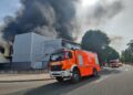 Un virulento incendio destruye una fábrica de suministros de baño en Xàtiva y obliga a confinar a la población