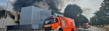 Un virulento incendio destruye una fábrica de suministros de baño en Xàtiva y obliga a confinar a la población