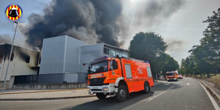 Un virulento incendio destruye una fábrica de suministros de baño en Xàtiva y obliga a confinar a la población 1 Un virulento incendio destruye una fábrica de suministros de baño en Xàtiva y obliga a confinar a la población