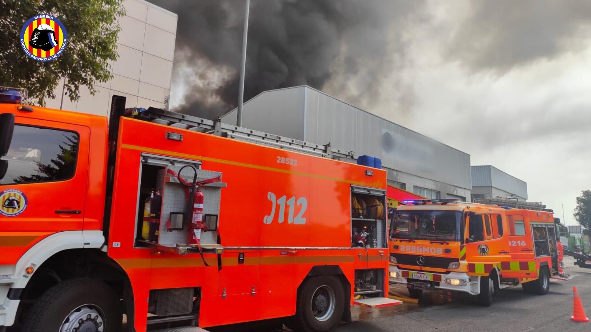 Un virulento incendio destruye una fábrica de suministros de baño en Xàtiva y obliga a confinar a la población 2 HLG3oVTW8AAwdvG