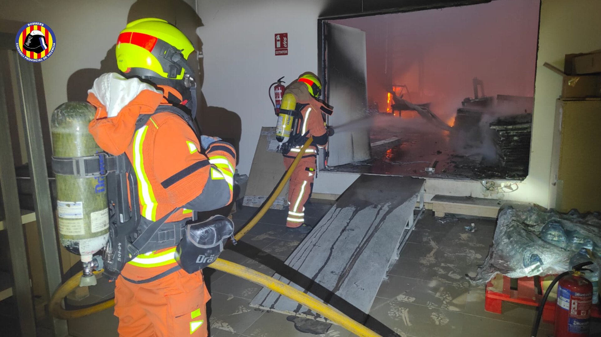 Xàtiva trata de controlar un virulento incendio industrial que ya ha colapsado parte de una nave de 7.000 metros cuadrados 2 HLHO2djWcAAGbt0