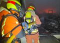 Xàtiva trata de controlar un virulento incendio industrial que ya ha colapsado parte de una nave de 7.000 metros cuadrados
