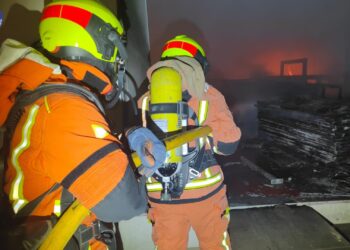 Xàtiva trata de controlar un virulento incendio industrial que ya ha colapsado parte de una nave de 7.000 metros cuadrados