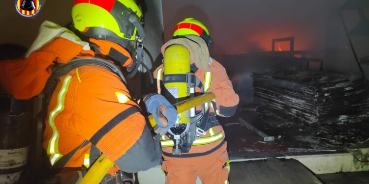 Xàtiva trata de controlar un virulento incendio industrial que ya ha colapsado parte de una nave de 7.000 metros cuadrados 1 Xàtiva trata de controlar un virulento incendio industrial que ya ha colapsado parte de una nave de 7.000 metros cuadrados