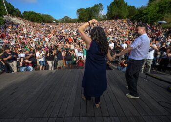 Éxito de convocatoria en Valencia: Oltra y Rufián desbordan los límites del Parque de Cabecera