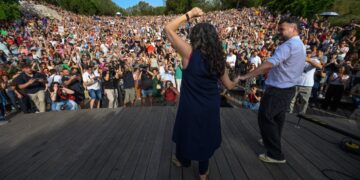 Éxito de convocatoria en Valencia: Oltra y Rufián desbordan los límites del Parque de Cabecera