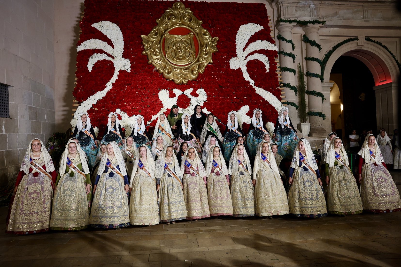 Valencia y Alicante se abrazan en las Hogueras: Las Falleras Mayores deslumbran en la Ofrenda y la Cabalgata Folklórica 3