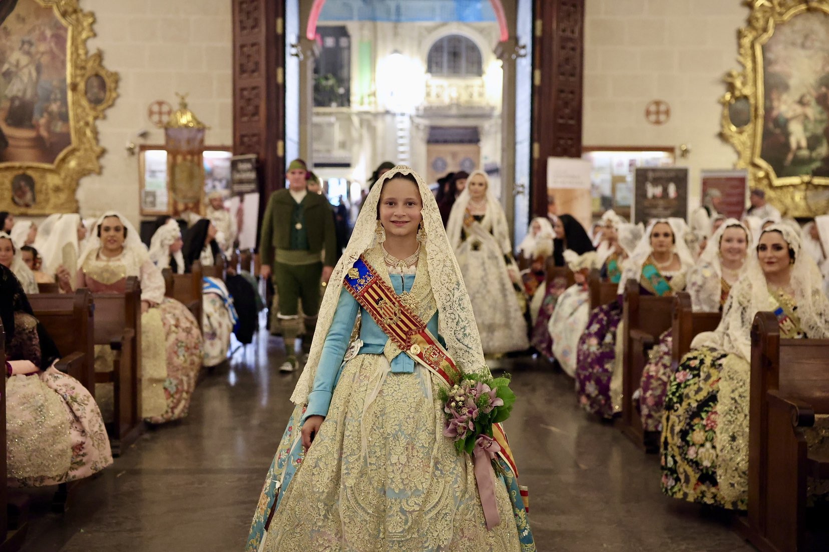 Valencia y Alicante se abrazan en las Hogueras: Las Falleras Mayores deslumbran en la Ofrenda y la Cabalgata Folklórica 2