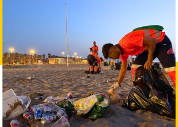 Valencia activa un macrooperativo de limpieza para el día de Sant Joan