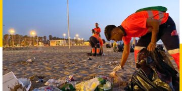 Valencia activa un macrooperativo de limpieza para el día de Sant Joan