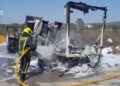 Un incendio en un camión desata la alarma al propagarse a un terreno agrícola en Benlloch