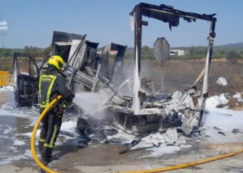 Un incendio en un camión desata la alarma al propagarse a un terreno agrícola en Benlloch