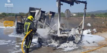 Un incendio en un camión desata la alarma al propagarse a un terreno agrícola en Benlloch
