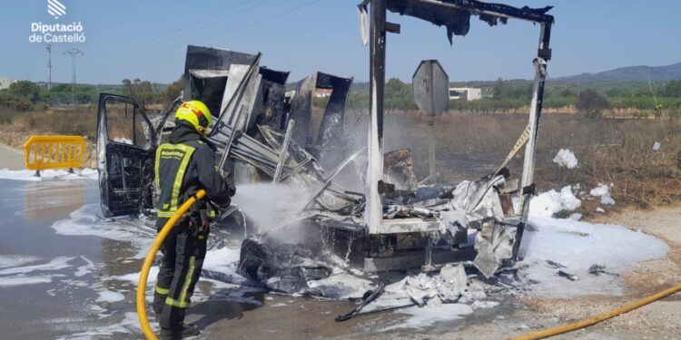 Un incendio en un camión desata la alarma al propagarse a un terreno agrícola en Benlloch 1 Un incendio en un camión desata la alarma al propagarse a un terreno agrícola en Benlloch