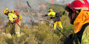 Retiran los medios aéreos en el incendio de Benicarló y el dispositivo terrestre asume el control nocturno