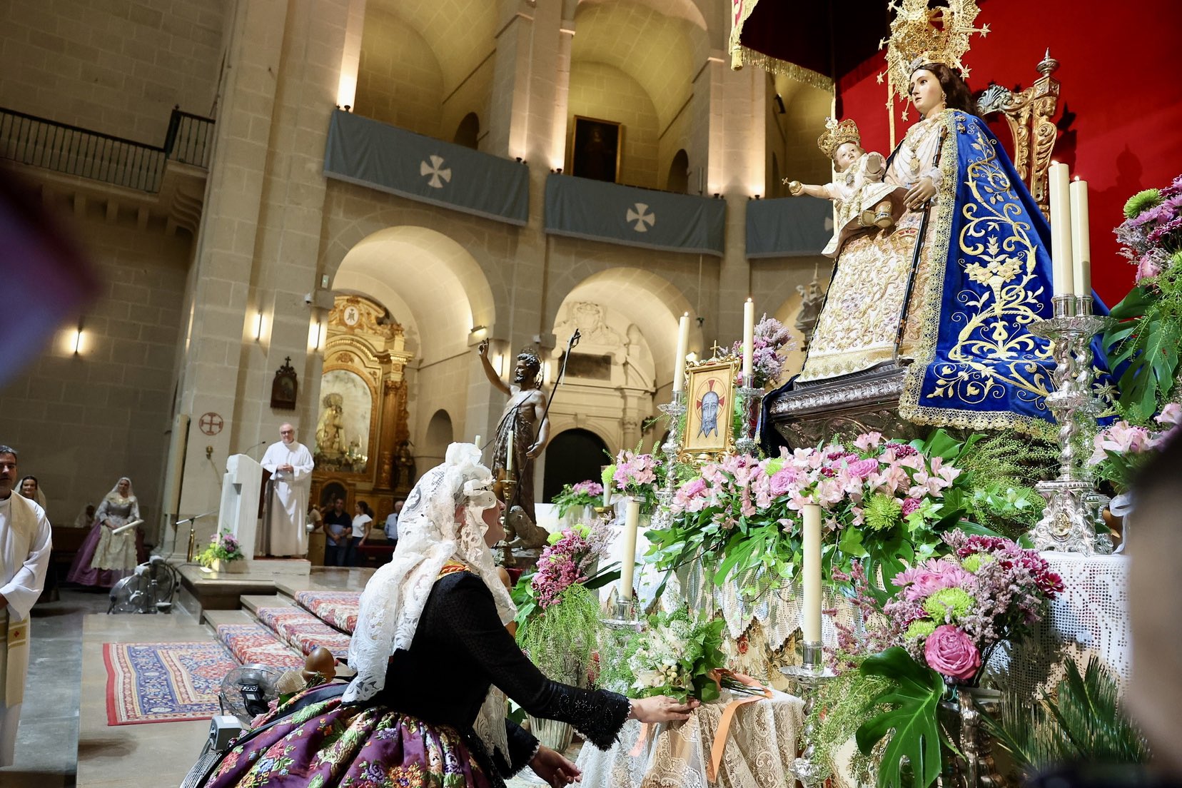Valencia y Alicante se abrazan en las Hogueras: Las Falleras Mayores deslumbran en la Ofrenda y la Cabalgata Folklórica 5 HLdFAjhXMAEy lv