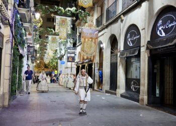 Valencia y Alicante se abrazan en las Hogueras: Las Falleras Mayores deslumbran en la Ofrenda y la Cabalgata Folklórica