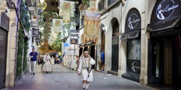 Valencia y Alicante se abrazan en las Hogueras: Las Falleras Mayores deslumbran en la Ofrenda y la Cabalgata Folklórica