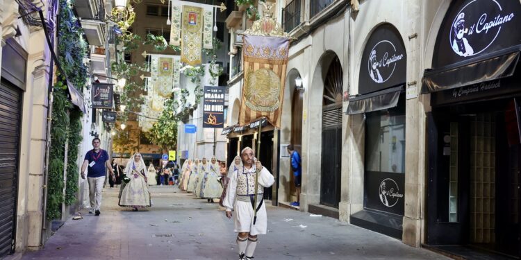 Valencia y Alicante se abrazan en las Hogueras: Las Falleras Mayores deslumbran en la Ofrenda y la Cabalgata Folklórica 1 Valencia y Alicante se abrazan en las Hogueras: Las Falleras Mayores deslumbran en la Ofrenda y la Cabalgata Folklórica