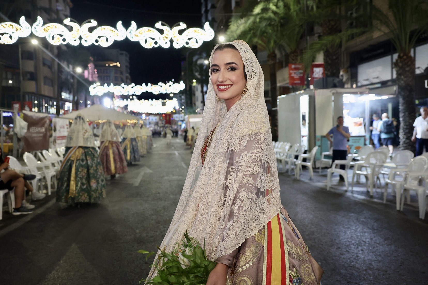 Valencia y Alicante se abrazan en las Hogueras: Las Falleras Mayores deslumbran en la Ofrenda y la Cabalgata Folklórica 4 HLdFAjkXMAE1kIP