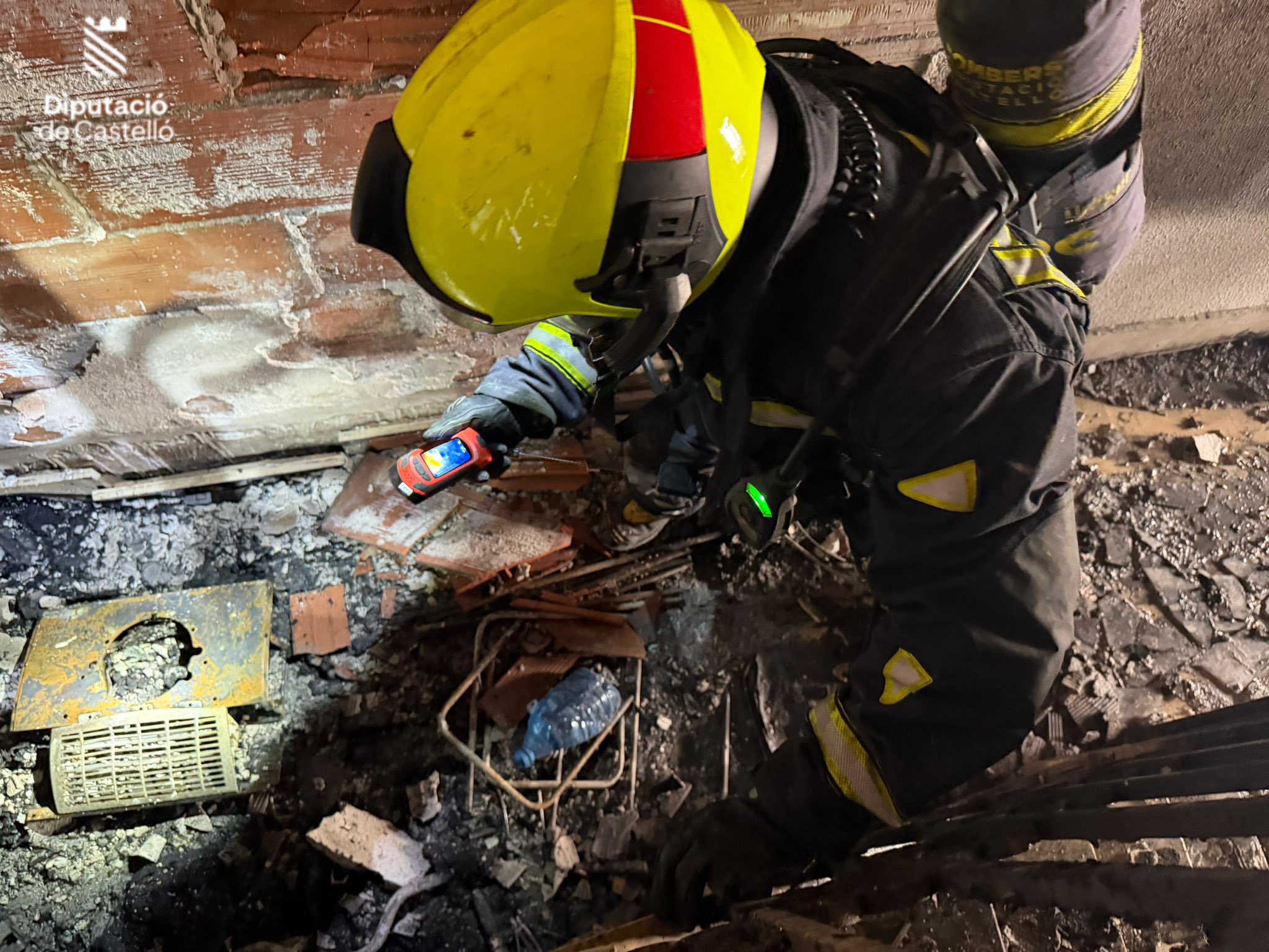 Susto en Burriana: Dos menores rescatados ilesos tras el incendio de una vivienda 2