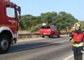 Los bomberos controlan un incendio de vegetación junto al cementerio de Sant Joan y evitan el corte de la AP-7