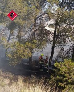 Los bomberos controlan un incendio de vegetación junto al cementerio de Sant Joan y evitan el corte de la AP-7 2 HLhVFPUXAAAlsAb