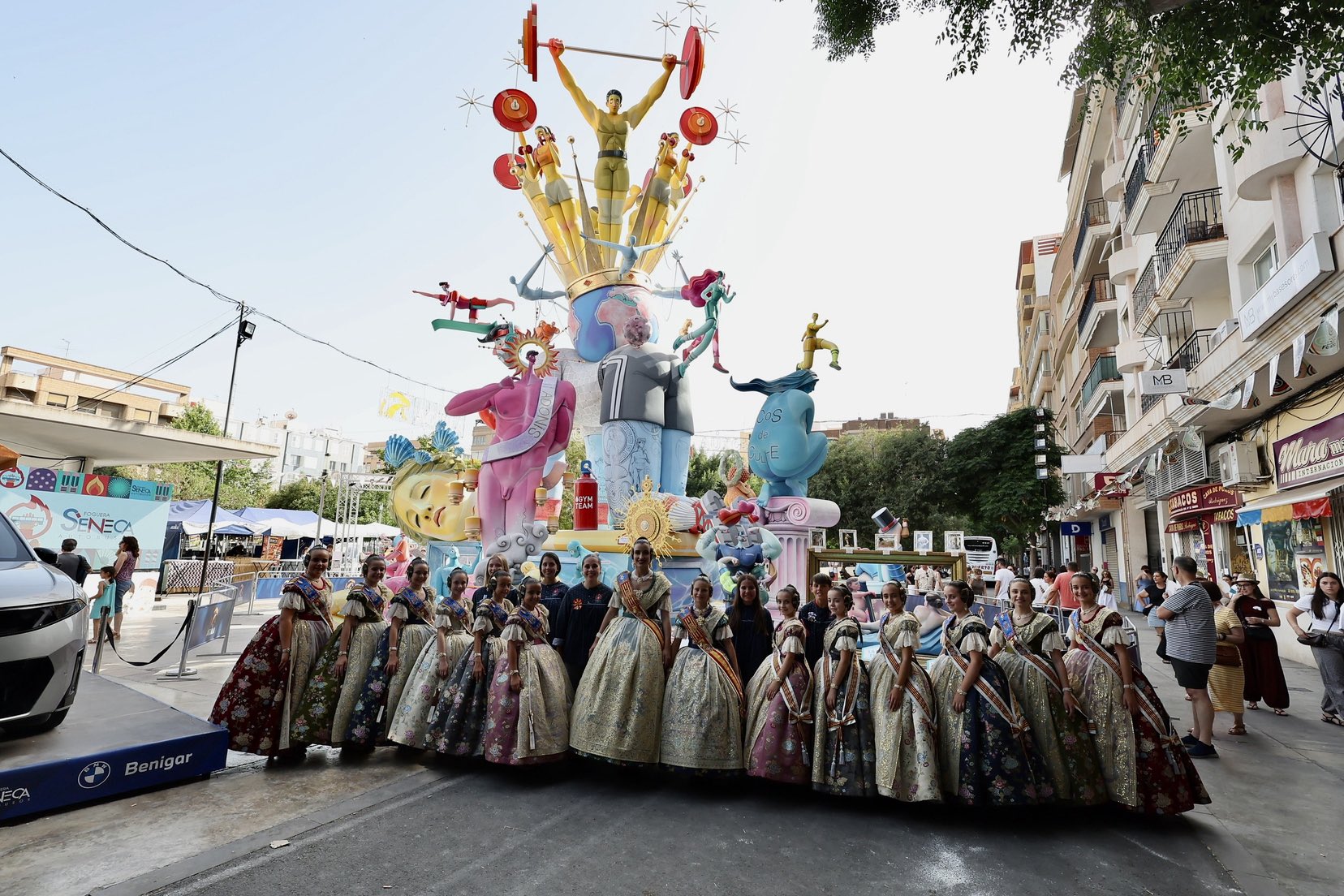 Valencia y Alicante se abrazan en las Hogueras: Las Falleras Mayores deslumbran en la Ofrenda y la Cabalgata Folklórica 7 HLhoMg0XMAA1zWv