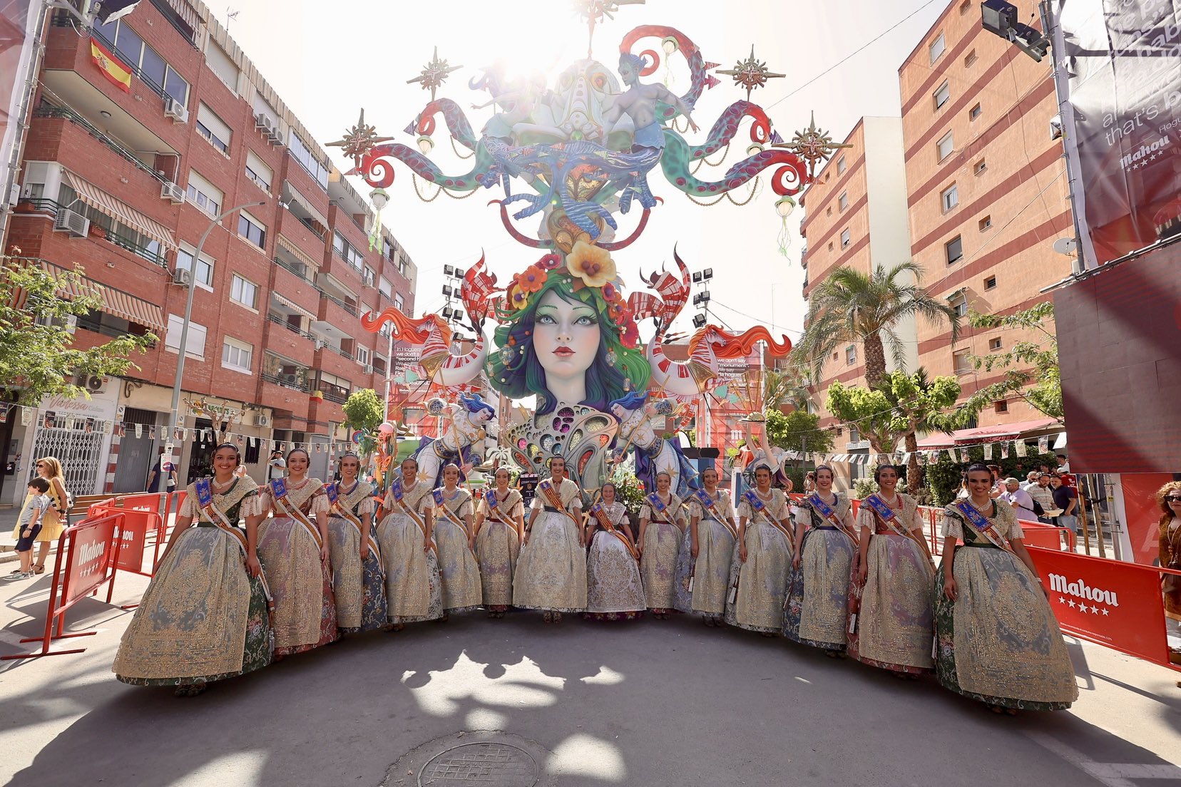 Valencia y Alicante se abrazan en las Hogueras: Las Falleras Mayores deslumbran en la Ofrenda y la Cabalgata Folklórica 9 HLhoMgqWgAEy0c8