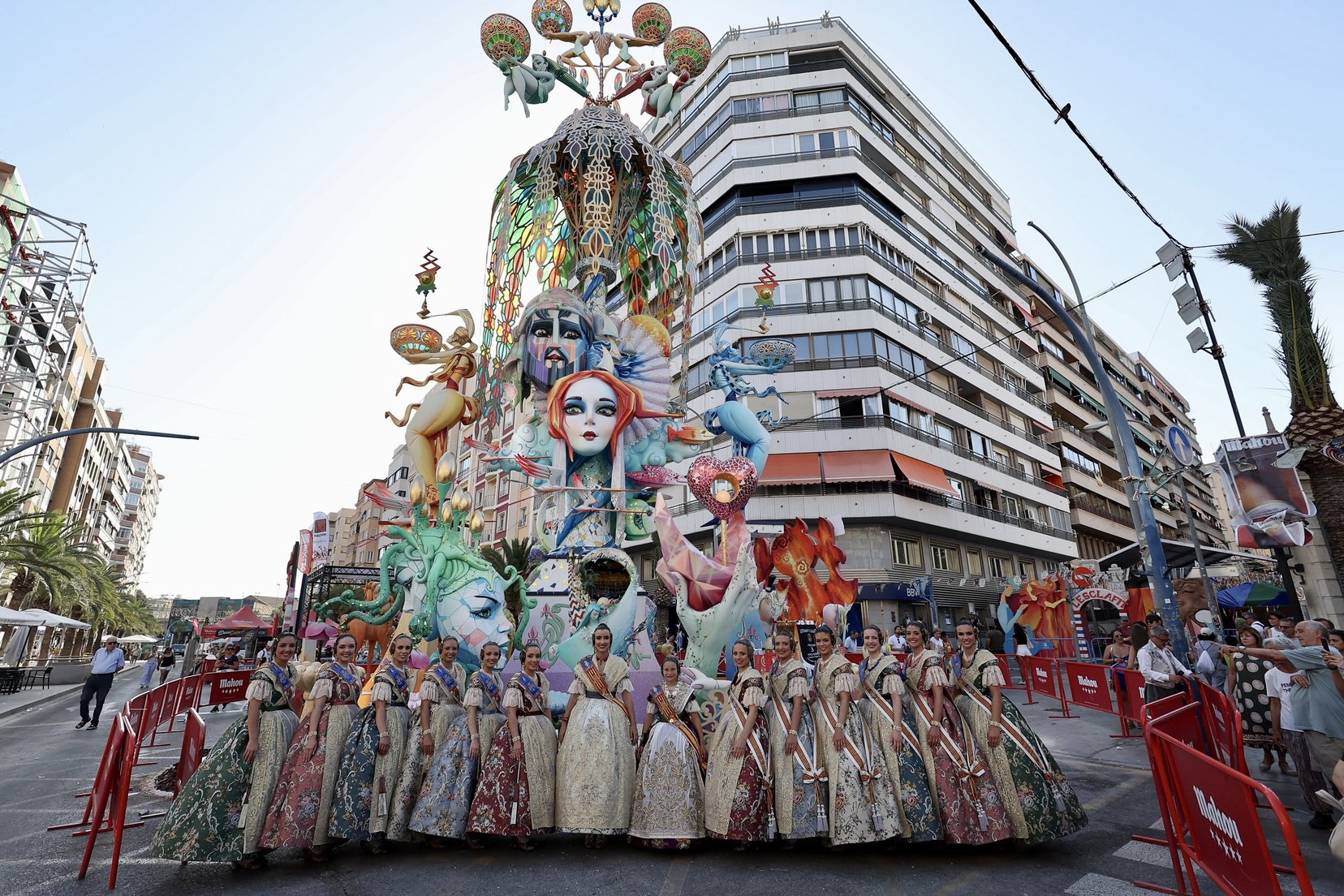 Valencia y Alicante se abrazan en las Hogueras: Las Falleras Mayores deslumbran en la Ofrenda y la Cabalgata Folklórica 8 HLhoMhQa8AA7uAk