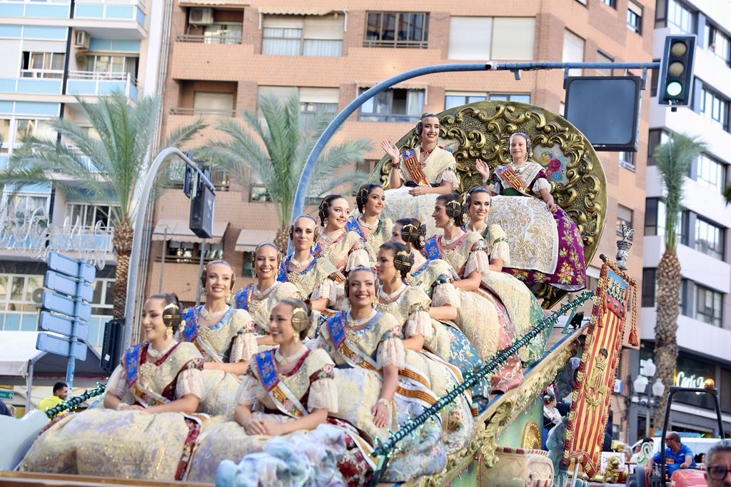 Valencia y Alicante se abrazan en las Hogueras: Las Falleras Mayores deslumbran en la Ofrenda y la Cabalgata Folklórica 6