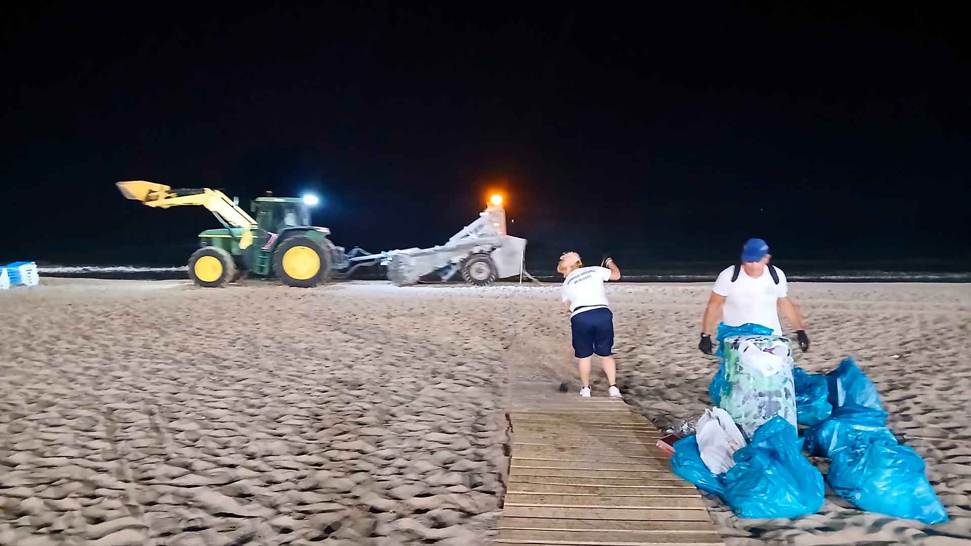 Las playas de Benidorm recuperan su mejor imagen tras la ‘Nit de Sant Joan’ 2 HLkis8hX0AAbgc2